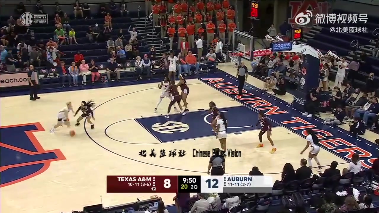 j9九游真人游戏第一品牌登录入口后撤步三分+不看人传球！邓雨婷得12分4板 NCAA连续3场得分上双