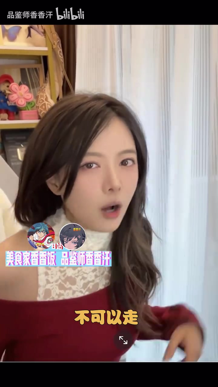 j9九游真人游戏第一平台越来越会了!骆歆穿蕾丝漏肩上衣直播：哪有对我有想法的榜一大哥