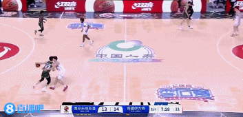 j9九游会老哥俱乐部交流延续火热！林葳冲击篮筐频频得手独得6分 还穿针引线送出3次助攻