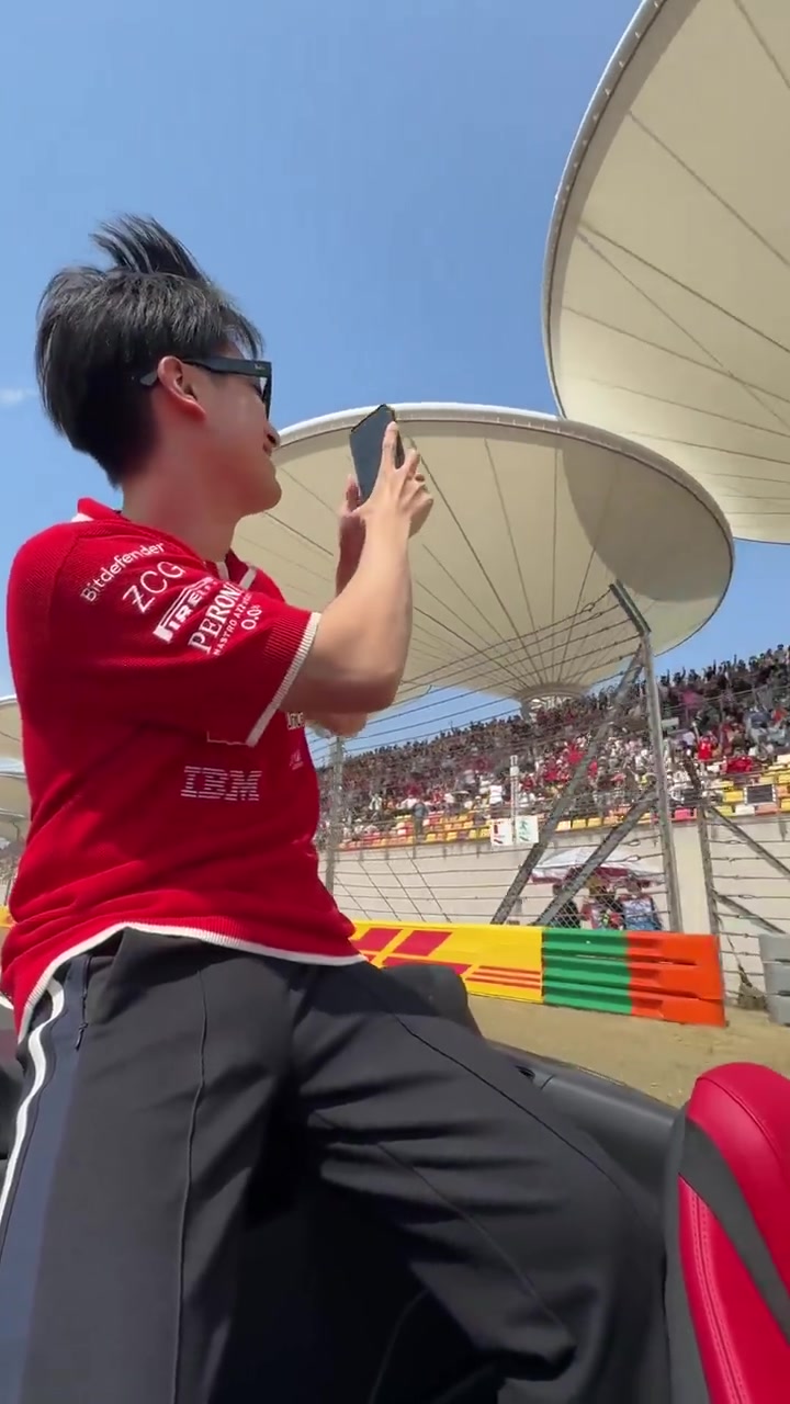 ag九游会亚洲真人第一品牌周冠宇参加F1车手巡游活动，观众大喊周冠宇的名字