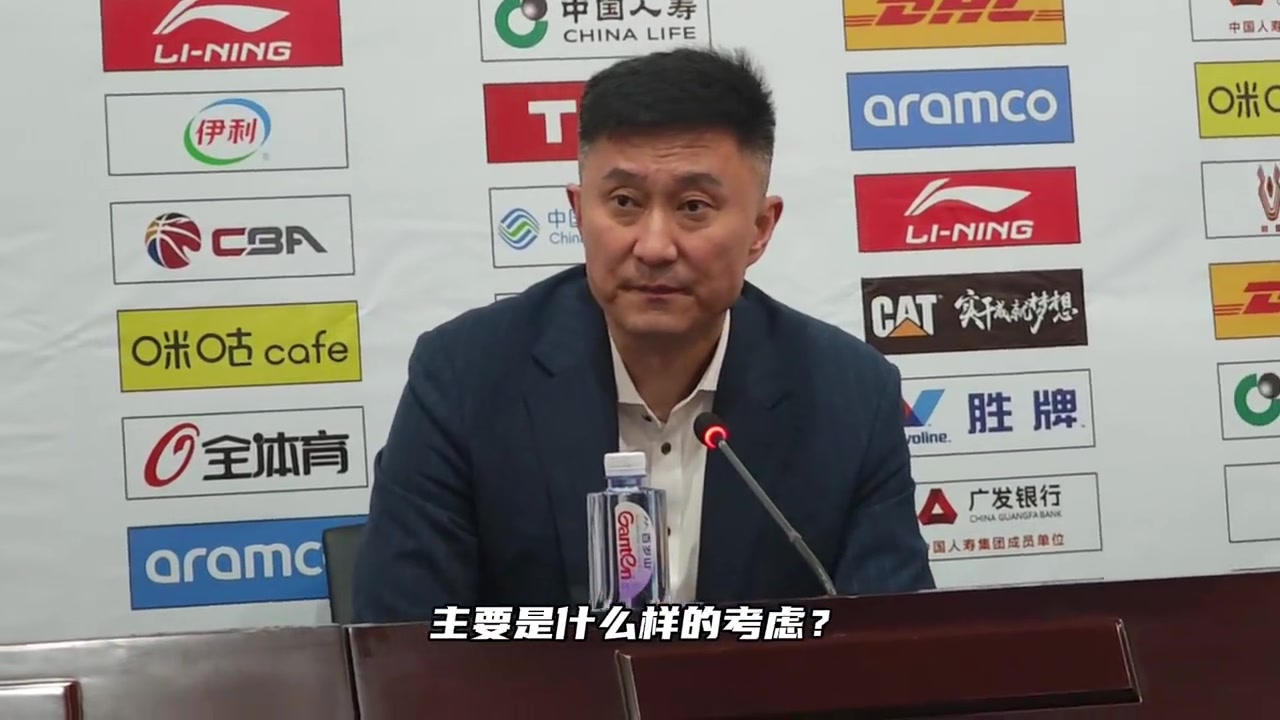 j9九游会老哥俱乐部交流杜锋回应长时间使用三后卫：没发现任骏飞受伤了吗？杜润旺感冒了