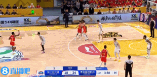 j9九游会官方登录帮倒忙呢？小巴里-布朗两罚不中后 对王睿泽三分犯规送三罚...