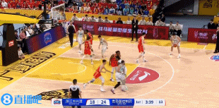 j9九游会官方登录帮倒忙呢？小巴里-布朗两罚不中后 对王睿泽三分犯规送三罚...