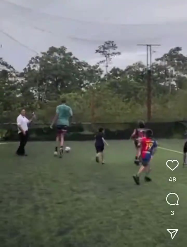 ag九游会亚洲真人第一品牌2米21的彩虹🤯文班亚马与一群小朋友踢球，彩虹过人后打门没进