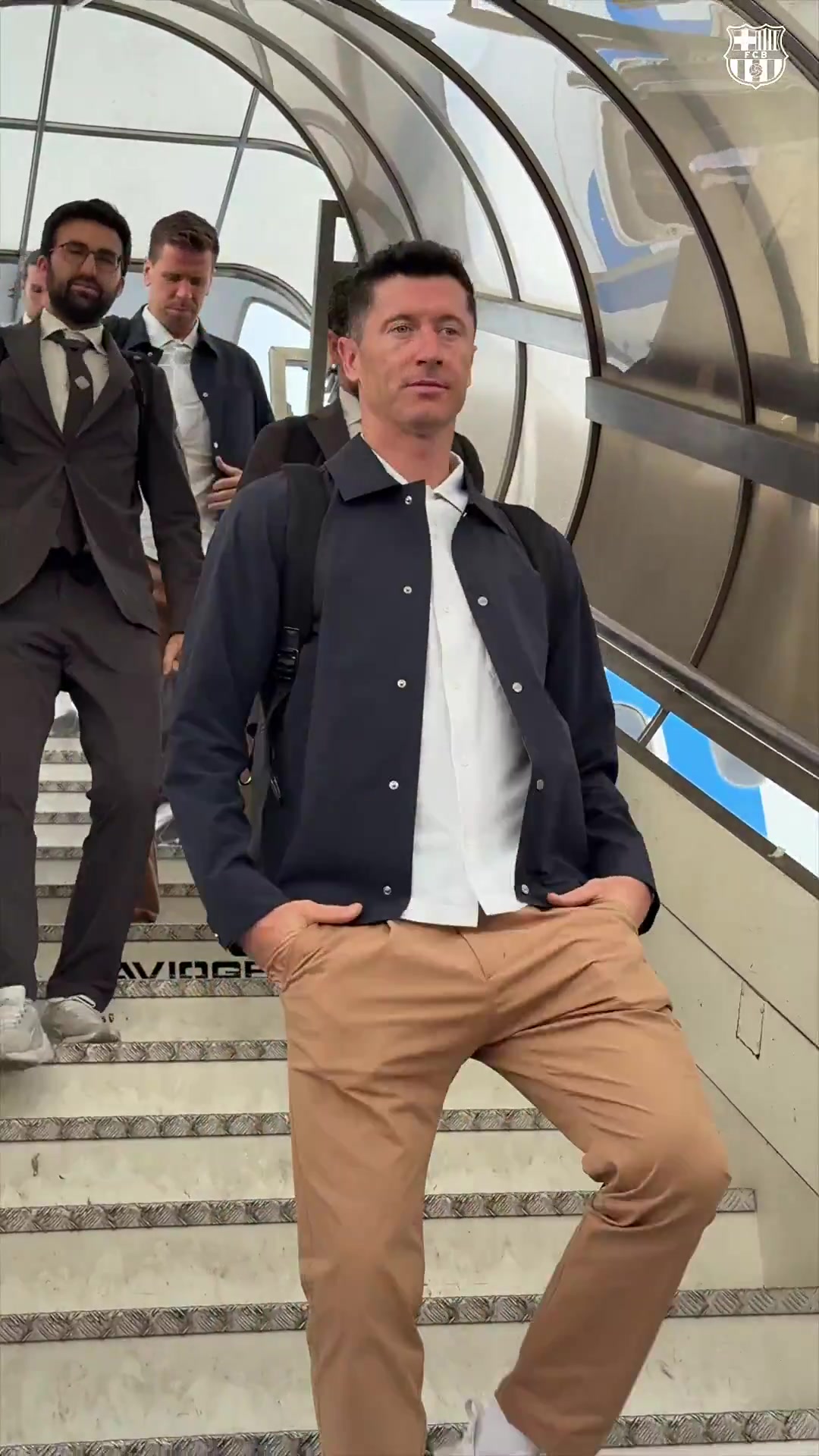 九游会j9官网真人游戏第一品牌大战在即！巴萨全队抵达米兰城，莱万带头走下飞机