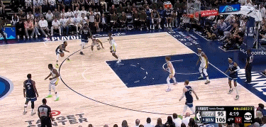 j9九游真人游戏第一平台予取予求！兰德尔接球直面篮筐 滑翔拉杆躲过防守反篮潇洒命中