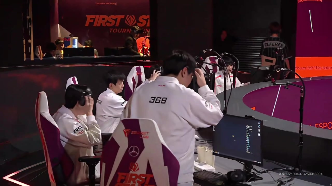 j9九游会官方登录被APA亮表情亮烦了？取胜后握手环节 小奶油冷脸快速和TL全员碰拳