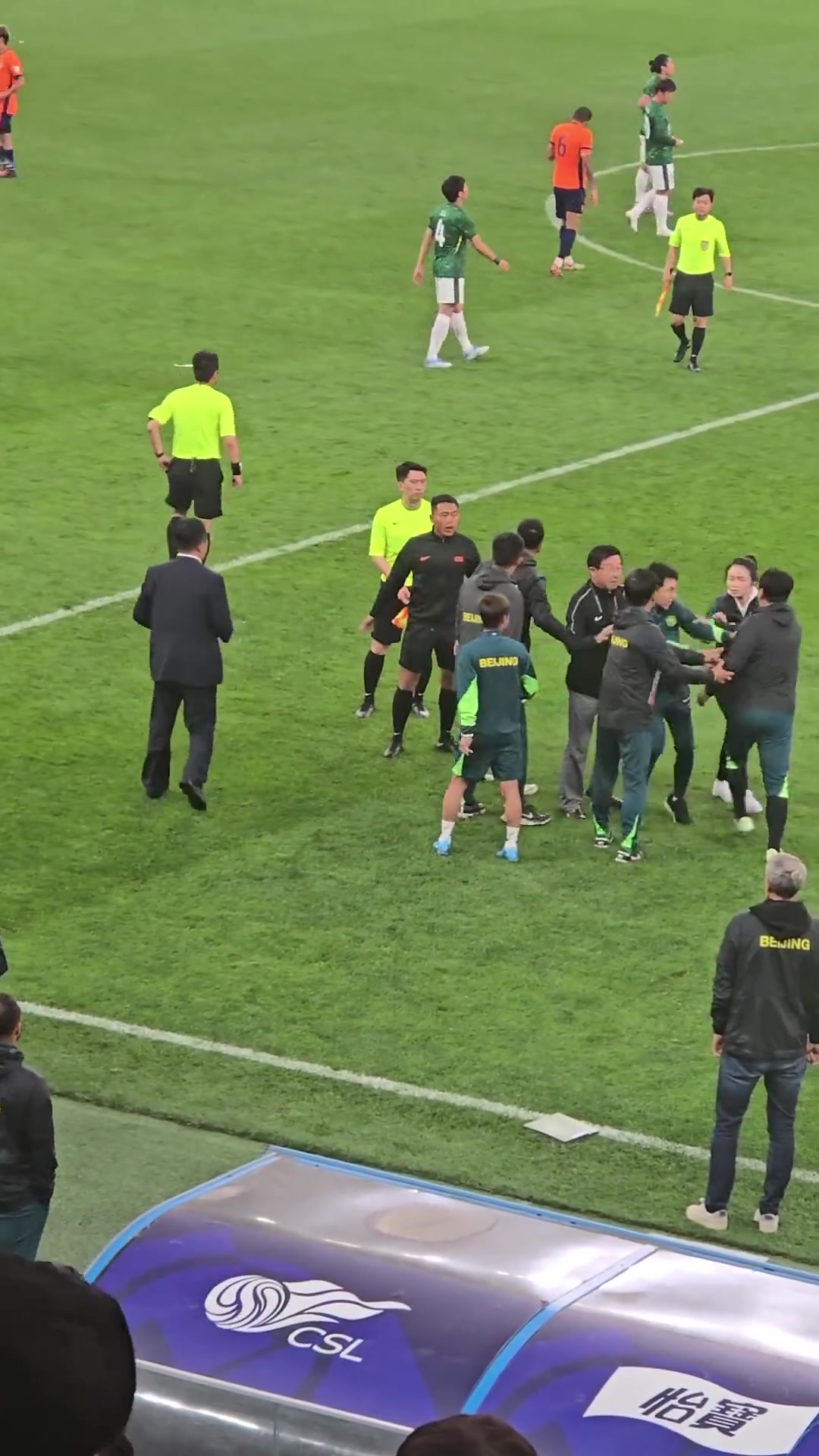 j9九游会老哥俱乐部交流投掷水瓶+辱骂裁判！官方：国安领队隋东亮停赛5场，罚款5万
