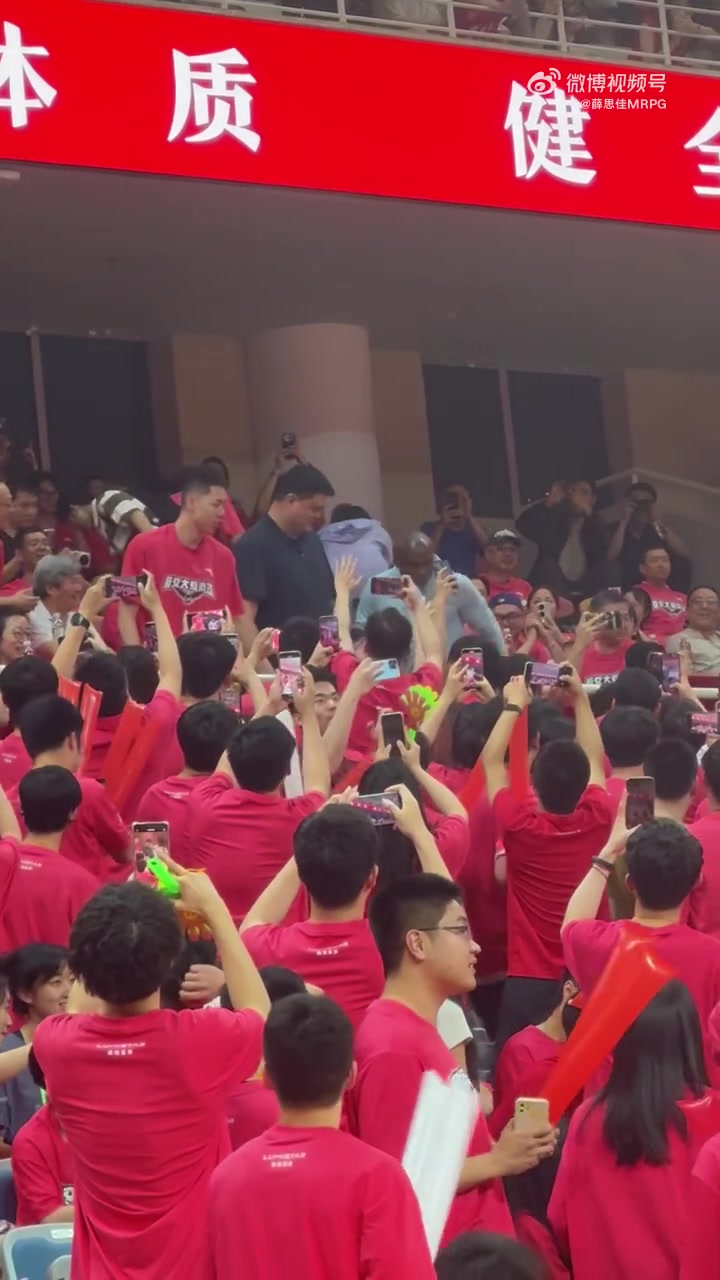 j9九游会老哥俱乐部交流为母校加油！姚明和莫布里&朱俊龙现场观战上交VS太理的8强战
